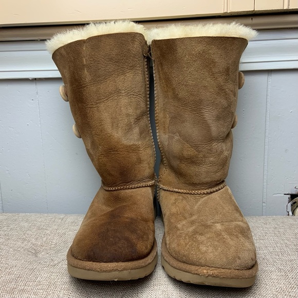 UGG Girls' Bailey Button Triplet II Boots - Picture 3 of 15
